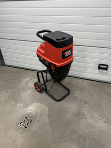 Oksapurustaja Black & Decker (1 foto / 2)
