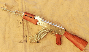 Kuldsest AK-47 Kalashnikovi automaadi koopia (2 foto / 3)