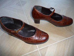 Женские туфли (3 фото из 3)