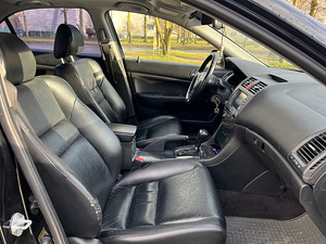 Honda Accord (8 foto / 8)