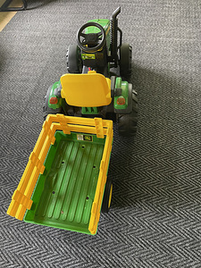 Детский электрический трактор John Deere (3 фото из 3)