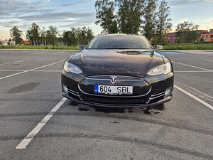 2014 Tesla Model S 85 - Tasuta kiirlaadimine ja andmeside (3 foto / 15)