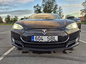 2014 Tesla Model S 85 - Tasuta kiirlaadimine ja andmeside (6 foto / 15)