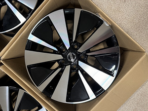 17" Nissan новые диски 5x114,3 (7 фото из 7)