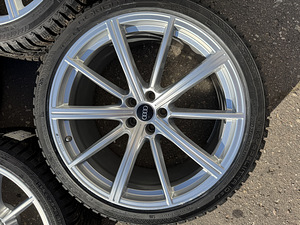 21" оригинальные диски Audi RS6/7 C8 5x112 + шипованные шины 275/35 (4 фото из 10)