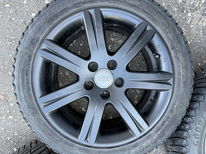17" оригинальные диски Audi 5x112 + шипованные шины 235/45/17 (7 мм) (4 фото из 10)