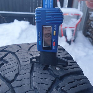Bridgestone 205/65/16c kaubiku naastrehvid (6 foto / 8)
