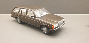 Norma Mercedes-Benz 300d mudel (5 foto / 10)