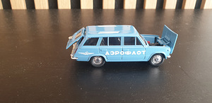 Старые модельные автомобили 1:43 (1 фото из 5)