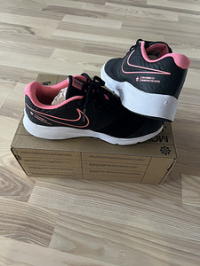 Nike кроссовки (2 фото из 3)