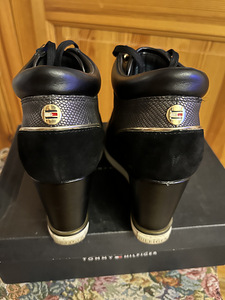 Tommy Hilfiger40 (2 фото из 3)