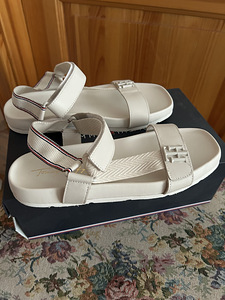 Tommy Hilfiger 41 (1 foto / 1)