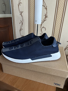 Tommy Hilfiger 45 (1 фото из 3)