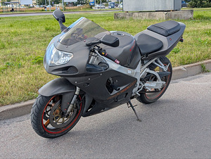 Suzuki gsx 750 r (4 foto / 4)