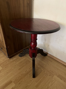 Деревянный стол (1 фото из 2)