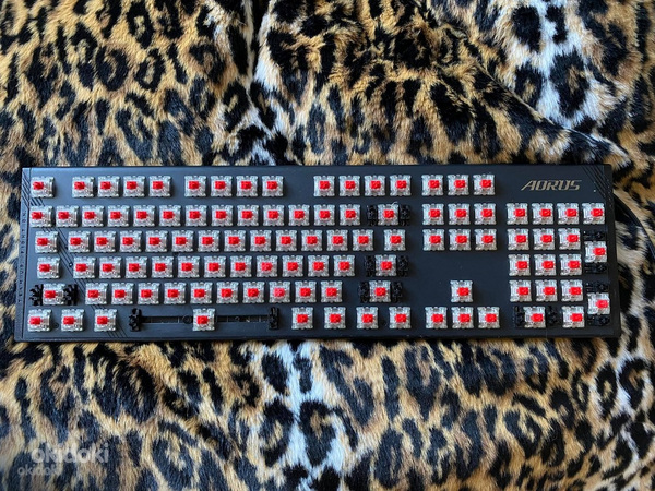 Клавиатура Gigabyte Aorus K1 RGB, Cherry RED, Механическая (фото #3)