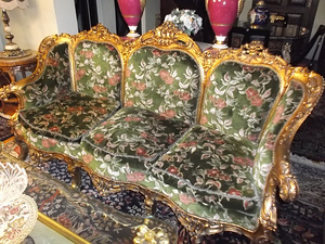 Золотой диван и 2 кресла