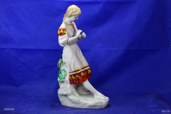 Фарфоровая статуэтка Гадание по ромашке Украинка девушка (фото #2)