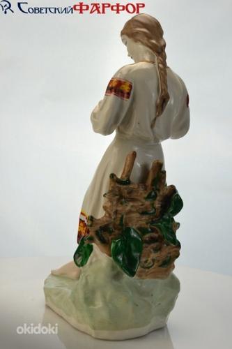 Фарфоровая статуэтка Гадание по ромашке Украинка девушка (фото #5)