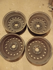 Стальной диск R15 Nissan (4 фото из 9)