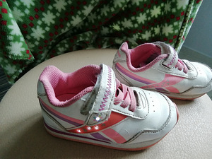 Reebok s. 22, vilkuvad (1 foto / 3)