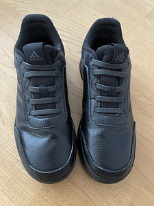 Кроссовки Adidas (1 фото из 2)