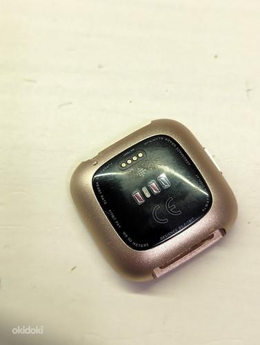 Fitbit Versa 2 на запчасти + зарядное устройство (фото #2)