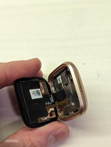 Fitbit Versa 2 на запчасти + зарядное устройство (фото #3)