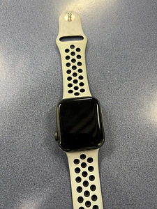 Apple Watch SE GPS, 40mm Space Gray Aluminum case Sport Band (1 foto / 2)