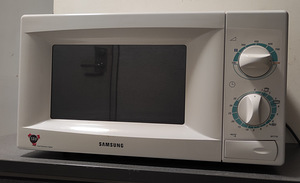 Mikrolaineahi Samsung M1716 (1 foto / 3)