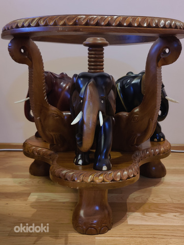 Небольшой столик со слоном из красного дерева (фото #4)