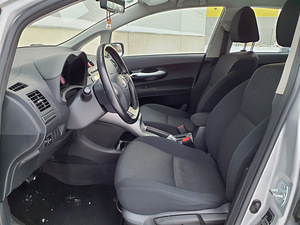 Toyota Auris Hybrid (7 foto / 12)