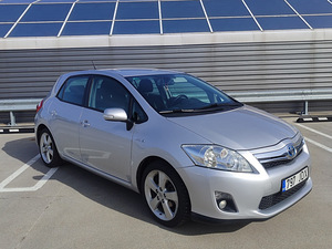 Toyota Auris Hybrid (2 foto / 12)