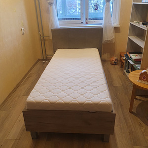 Кровать с матрасом (3 фото из 3)