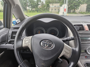Toyota auris (5 foto / 5)