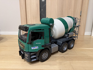 Бетономешалка Bruder Man TGS Cement Mixer 1:16 (1 фото из 5)