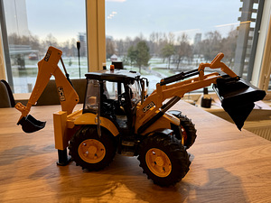 BRUDER Ekskavaator-laadur JCB 5CX 1:16 (6 foto / 7)