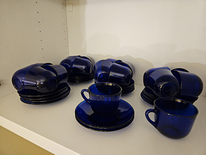 Синие чашки и тарелки