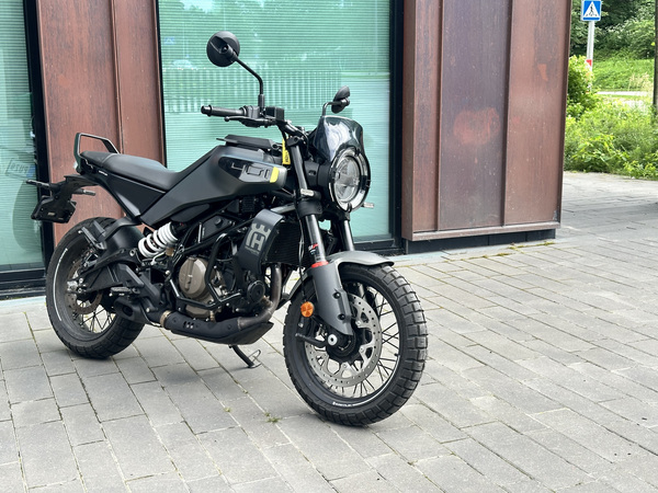Мотоцикл Husqvarna Svartpilen 401 (2025) — на гарантии