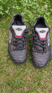 Umbro jalgpallijalatsid, suurus 41 (1 foto / 7)