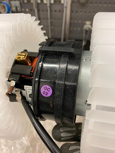 Audi A8/S8 D3 uus salongi ventilaator + muud jubinad (2 foto / 3)