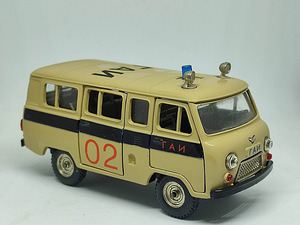 Mudelauto UAZ 452B miilits. A41. USSR. Karbis. 1:43 (1 foto / 10)