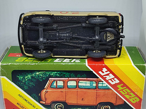 Mudelauto UAZ 452B miilits. A41. USSR. Karbis. 1:43 (6 foto / 10)