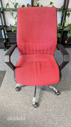Офисный стул красный (фото #3)