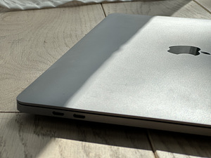 MacBook Pro (13" 2020) / M1 / 8 GB / 512 GB (3 foto / 8)