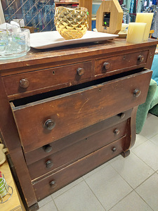 Антикварный комод. (2 фото из 2)