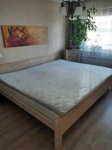 Кровать из массива дерева со специальным матрасом и наматрас