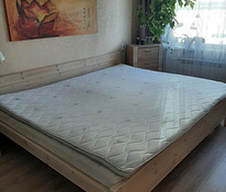 Кровать из массива дерева со специальным матрасом и наматрас