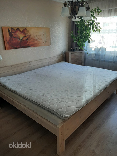 Кровать из массива дерева со специальным матрасом и наматрас (фото #1)