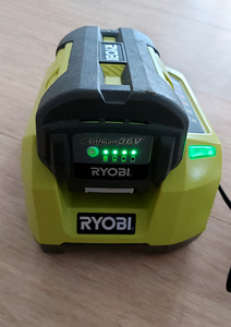 Зарядное устройство Ryobi + аккумулятор (1 фото из 4)